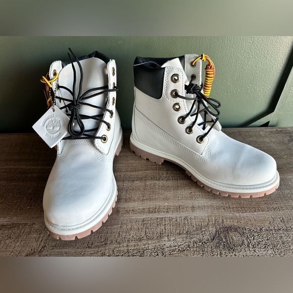 Light Grey Nubuck Timberland Women’s 6.5 Boots - Picture 2 of 7